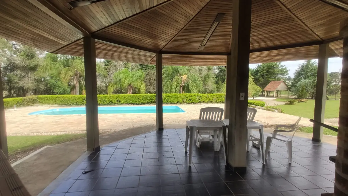 Quiosque junto às piscinas